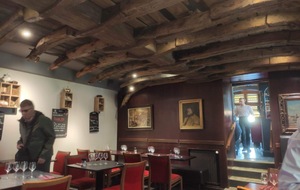 Direction PAIMPOL pour fêter cette 1er journée en Individuel de Sylvain. Restaurant avec comme plafond une coque de bateau retournée.